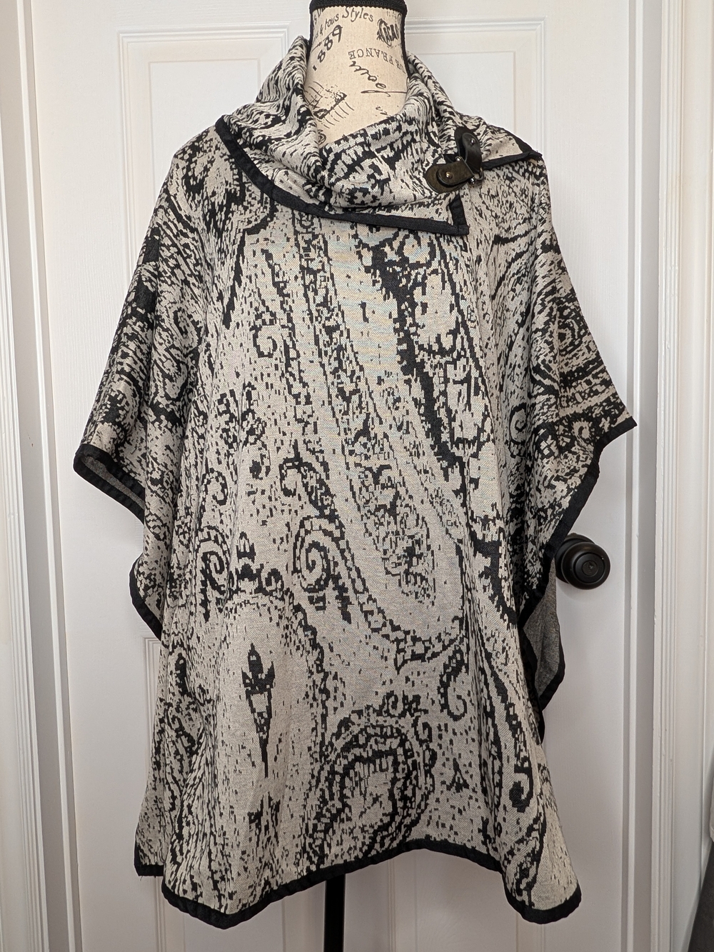 cleo Black Cream Paisley Knit Poncho Sweater Cowl Neck Size L-XL Relaxed Fit